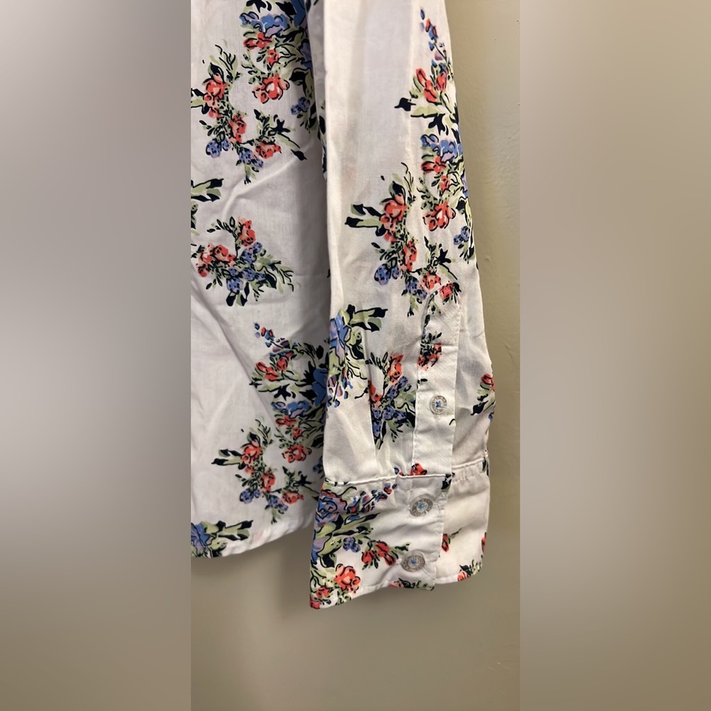Floral Basic Editions Button Down Top 🌸 - Picture 3 of 6